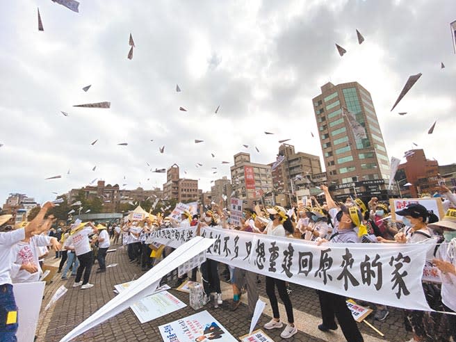 逾千名航空城迫遷戶22日到桃園市政府前抗議，怒吼「鄭文燦跟林佳龍是強盜土匪，還我一個家！」並朝市府扔擲紙飛機希望官員能聽到住戶心聲。（蔡依珍攝）