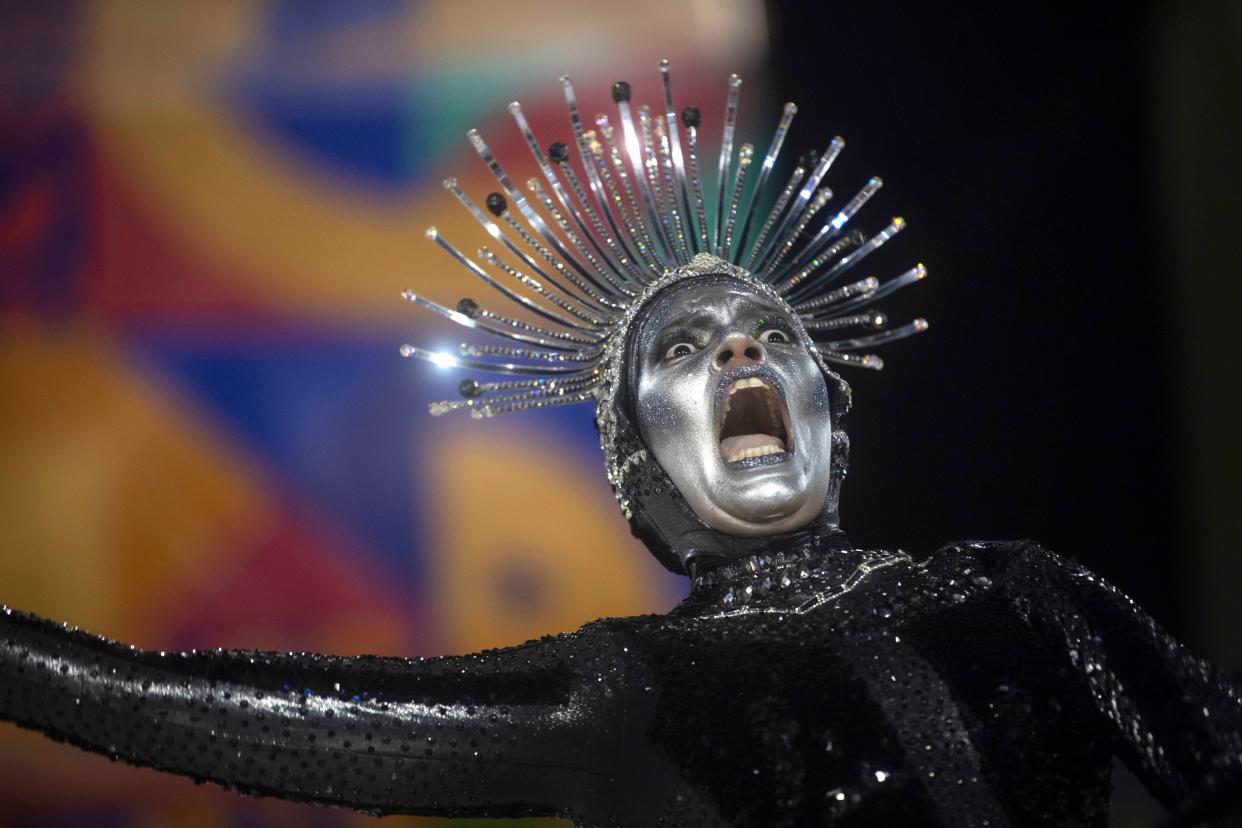 A member of the Grande Rio samba school performs during Carnival. (Photo: MAURO PIMENTEL via Getty Images)