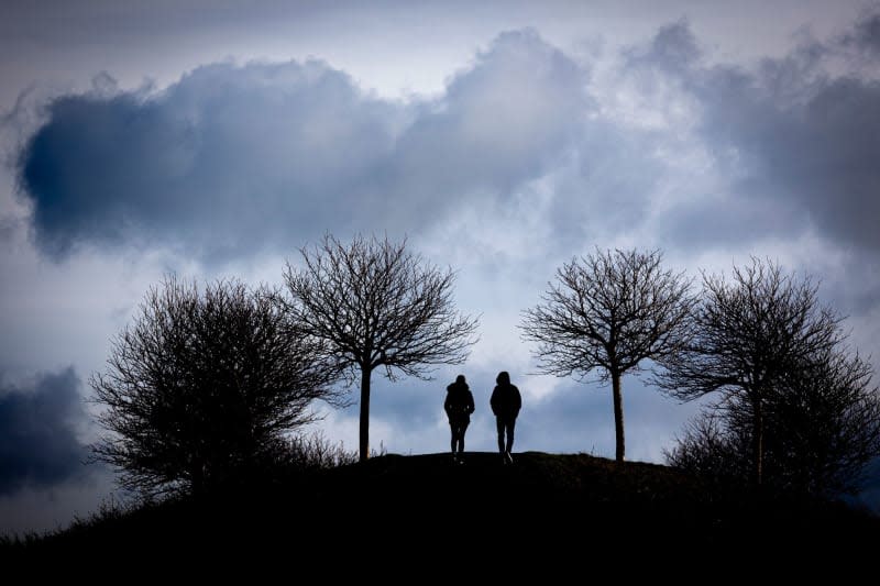 A cancer diagnosis can shock the family it hits into silence. But it's all the more important to communicate. A walk can be a good time to start a conversation. Moritz Frankenberg/dpa