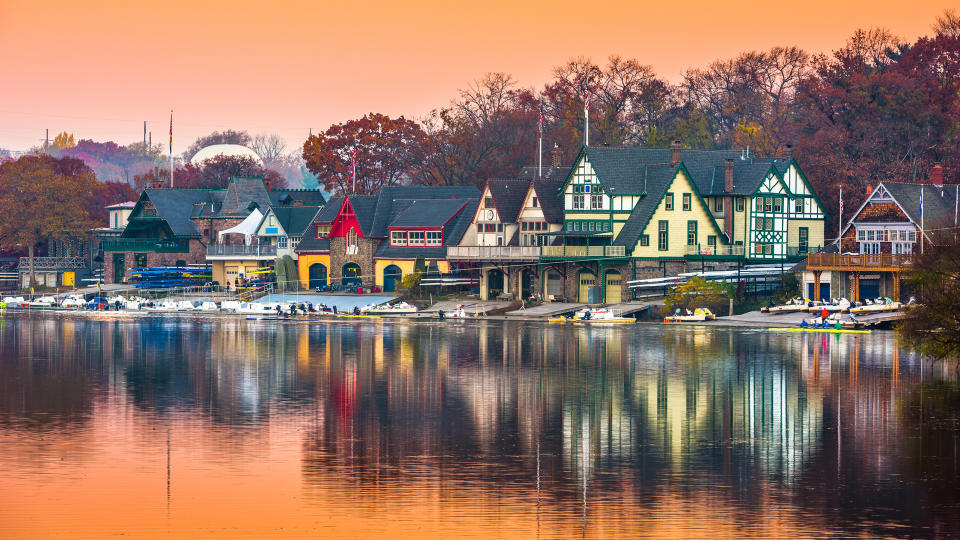 Philadelphia, Pennsylvania, USA dawn on the Schuylkill River at Boathouse Row.