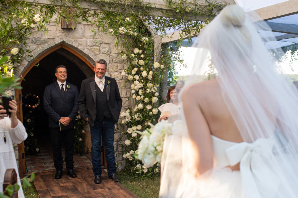 Shelton, alongside officiant Carson Daly, gets a glimpse of his bride walking down the aisle. (Courtesy Jeremy Bustos/Studio This Is)