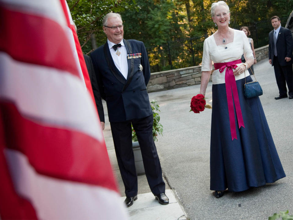 Auch ihre Robe für ein Dinner in der dänischen Botschaft in Washington, D.C. kann sich allemal sehen lassen. Das royale Staatsoberhaupt entschied sich zu diesem Anlass für die Farben ihres Gastlandes. (Bild-Copyright: Evan Vucci/AP Photo)