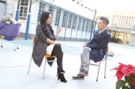 與王賢誌坐在母校協恩中學的籃球場上，分享昔日校園趣事。