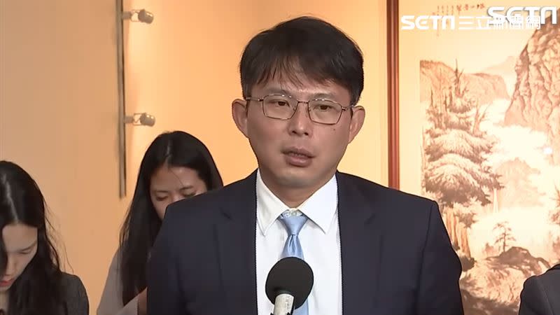 學者李忠憲直言，昨天版面上滿滿是嘲笑黃國昌的貼文，時間可以讓人有這樣子的轉變，台灣的政治真是充滿戲劇化。