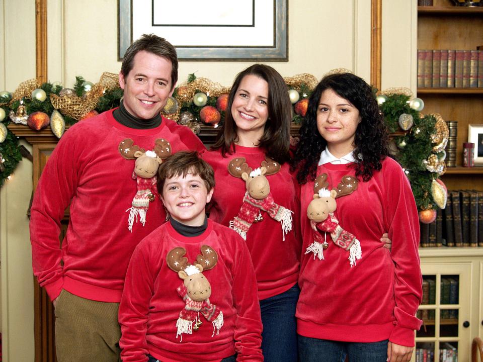 <h1 class="title">DECK THE HALLS, back row: Matthew Broderick, Kristin Davis, Alia Shawkat, front: Dylan Blue, 2006.TM</h1><cite class="credit">©20thCentFox/Courtesy Everett Collection</cite>