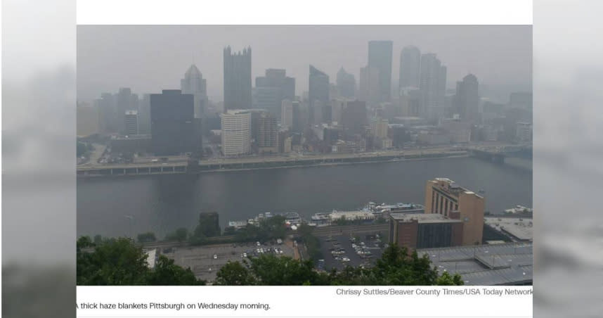 28日上午，濃濃的霧霾籠罩著美國東海岸的匹茲堡。（圖／翻攝自CNN）
