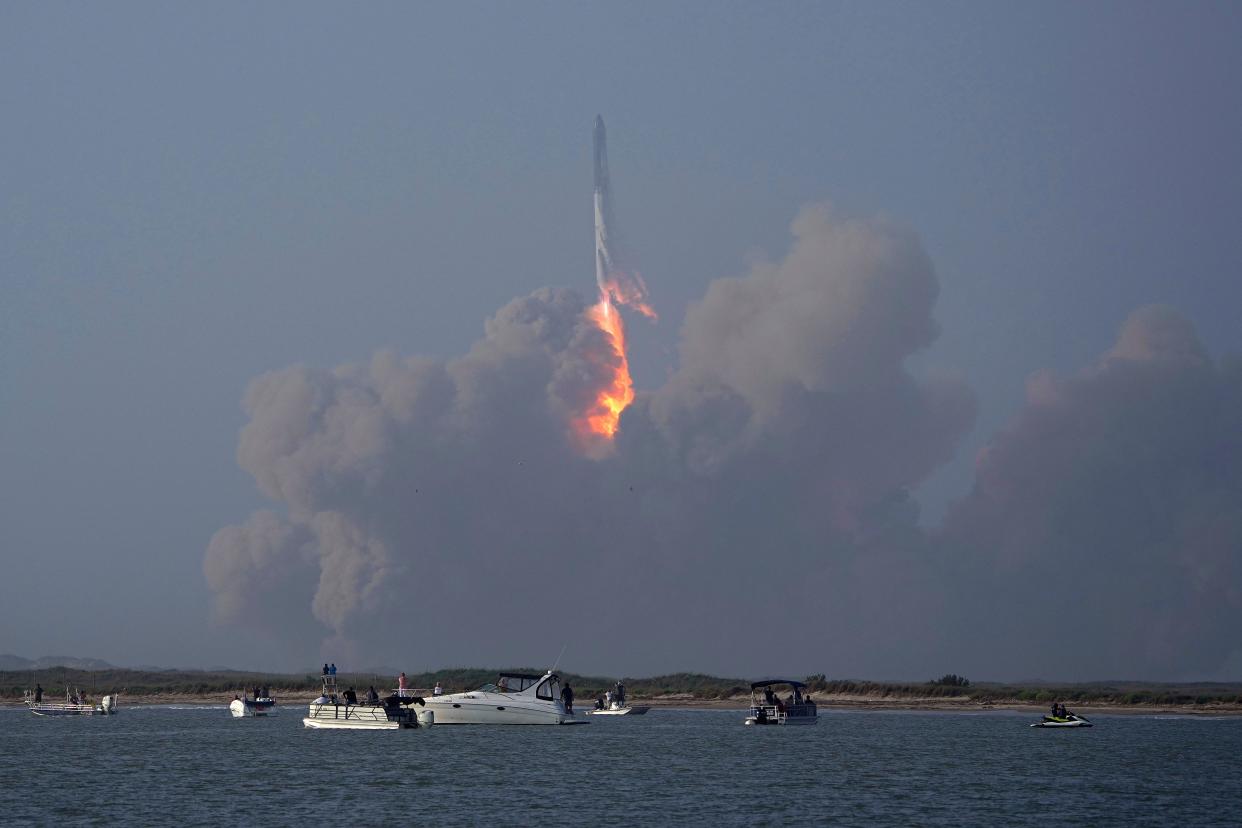 SpaceX's next-generation Starship spacecraft, atop its powerful Super Heavy rocket, self-destructs after its launch from the company's Boca Chica launchpad on a brief uncrewed test flight near Brownsville, Texas, U.S. April 20, 2023 (REUTERS/Go Nakamura)