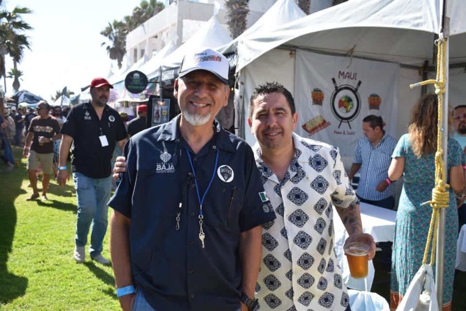 De lado izquierdo, Luis Enrique Reyes, organizador del Rosarito Beer Fest y presidente de la Asociación de Cerveceros Artesanales de Playas de Rosarito, acompañado por el Lic. Octavio Machado Sánchez, presidente de la Cámara Nacional de la Industria Restaurantera (Canirac) en Rosarito.