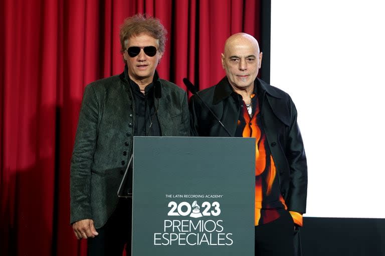 Charly Alberti y Zeta Bosio reciben en Sevilla el premio a la Excelencia Musical entregado por los premios Latin Grammy