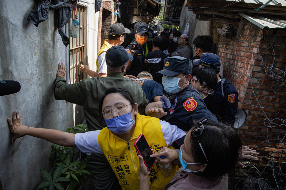 2023年4月10日，台中番仔路庄，示威者與負責清拆的工人及警察推撞。