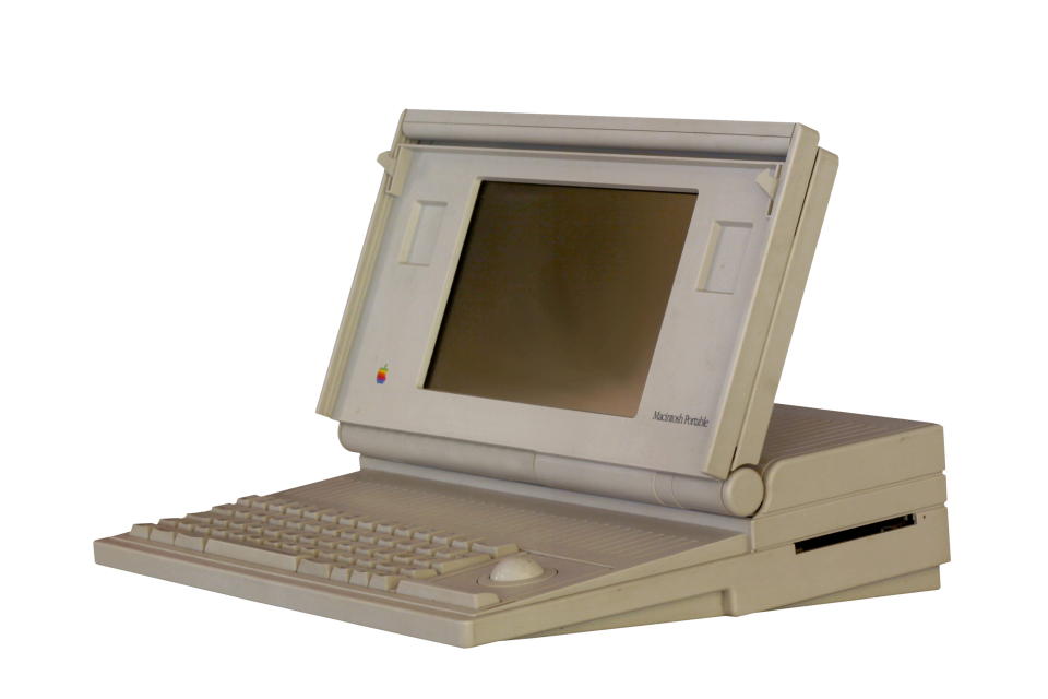 <p>En 1989 Apple lanzó su primer portátil, el Macintosh Portable, aunque con sus 7 kilos de peso no era demasiado cómodo de llevar. Tampoco su precio de 7.300 dólares (6.490 euros) lo hacía asequible para todos los bolsillos. (Foto: <a rel="nofollow noopener" href="http://commons.wikimedia.org/wiki/File:Macintosh_Portable-IMG_7541.jpg" target="_blank" data-ylk="slk:Wikimedia Commons" class="link rapid-noclick-resp">Wikimedia Commons</a> / Rama / <a rel="nofollow noopener" href="http://creativecommons.org/licenses/by-sa/2.0/fr/deed.en" target="_blank" data-ylk="slk:CC BY-SA 2.0 FR" class="link rapid-noclick-resp">CC BY-SA 2.0 FR</a>). </p>