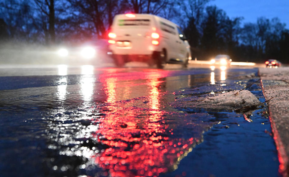 Autos fahren im morgendlichen Berufsverkehr bei winterlichen Verhältnissen über eine nasse Fahrbahn (Bild: Bernd Weißbrod/dpa)