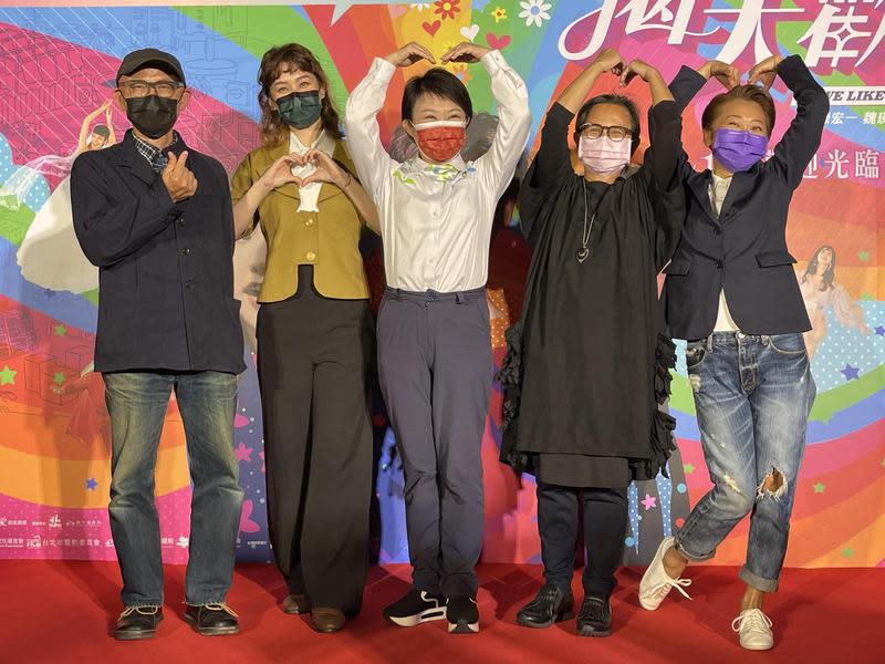 《揭大歡喜》在台中市舉辦首映，導演陳宏一（左1）、魏瑛娟（右2）及演員曹蘭（右1）、涵冷娜（左2）南下出席首映，台中市長盧秀燕（中）也現身力挺。（双喜提供）