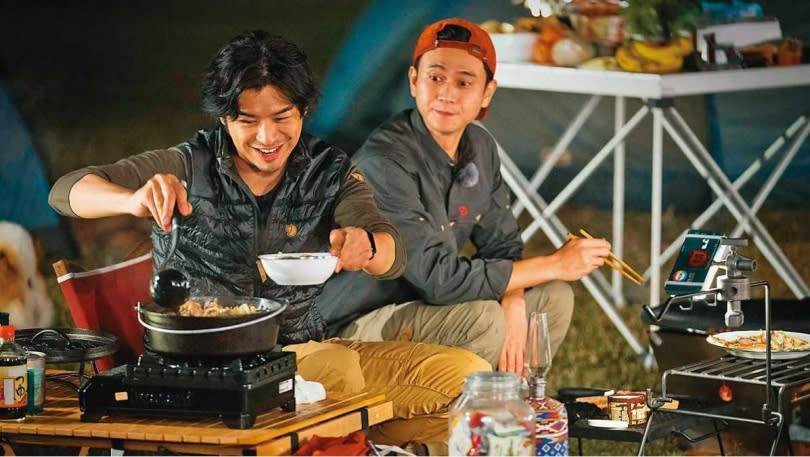 陳柏霖（左）與劉冠廷曾在《極島森林》節目中一起烹調充滿男人味的晚餐。（圖／LINE TV提供）