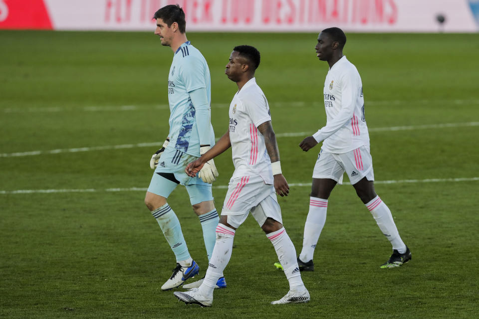 De izquierda a derecha, Thibaut Courtois, Vinícius Junior y Ferland Mendy, del Real Madrid, abandonan la cancha tras caer ante Levante en La Liga, el sábado 30 de enero de 2021 (AP Foto/Manu Fernández)