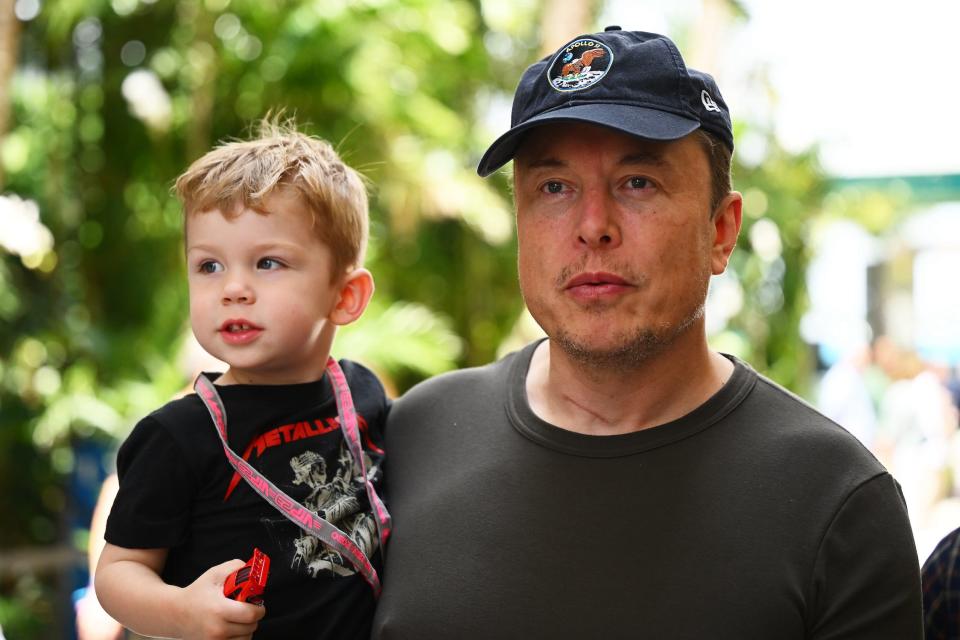 Elon Musk mit seinem Sohn, X Æ A-Xii. - Copyright: Clive Mason - Formula 1/Formula 1 via Getty Images