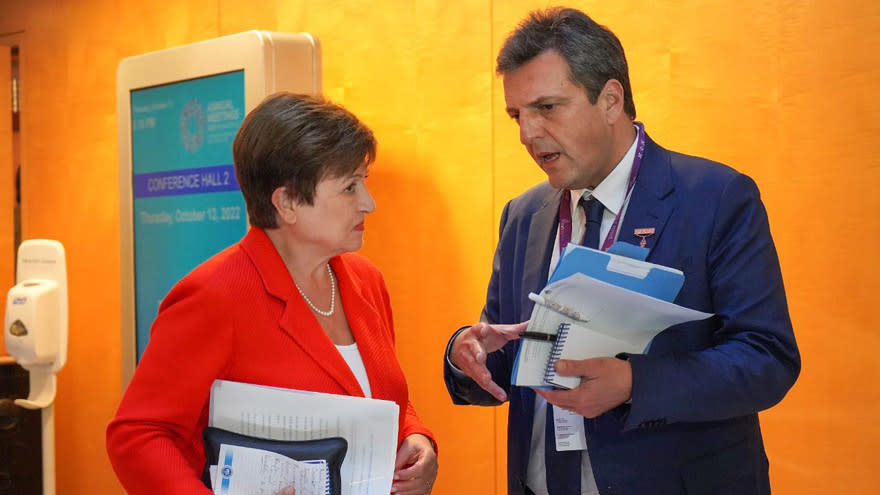 Kristalina Georgieva con Sergio Massa: el acuerdo con el FMI está caído de facto y en el mercado dudan sobre si llegará el desembolso prometido para este mes