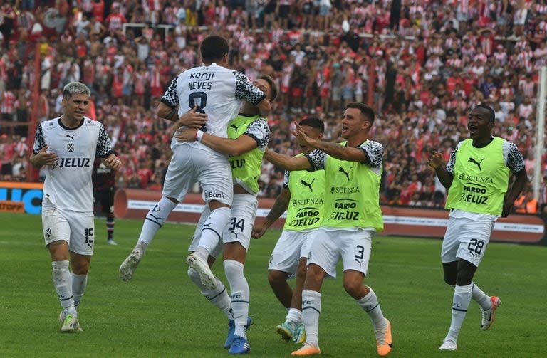 Todo Independiente festeja el gol de Neves que abrió el camino en Córdoba