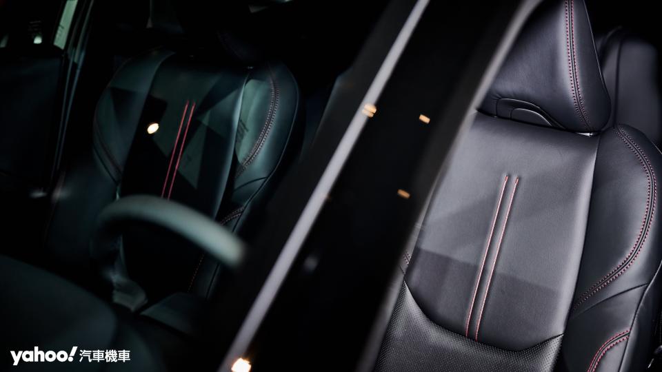依照不同車型所採取的座椅材質除了符合年輕化主題外，Lexus針對LBX的前排座艙舒適性也更盛同底盤其他車型。