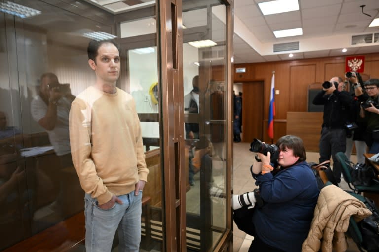 Ein Gericht in Moskau hat die Entscheidung zur fortgesetzten Inhaftierung des US-Journalisten Evan Gershkovich an ein anderes Tribunal verwiesen. Gershkovich war Ende März während einer journalistischen Recherche festgenommen worden. (NATALIA KOLESNIKOVA)