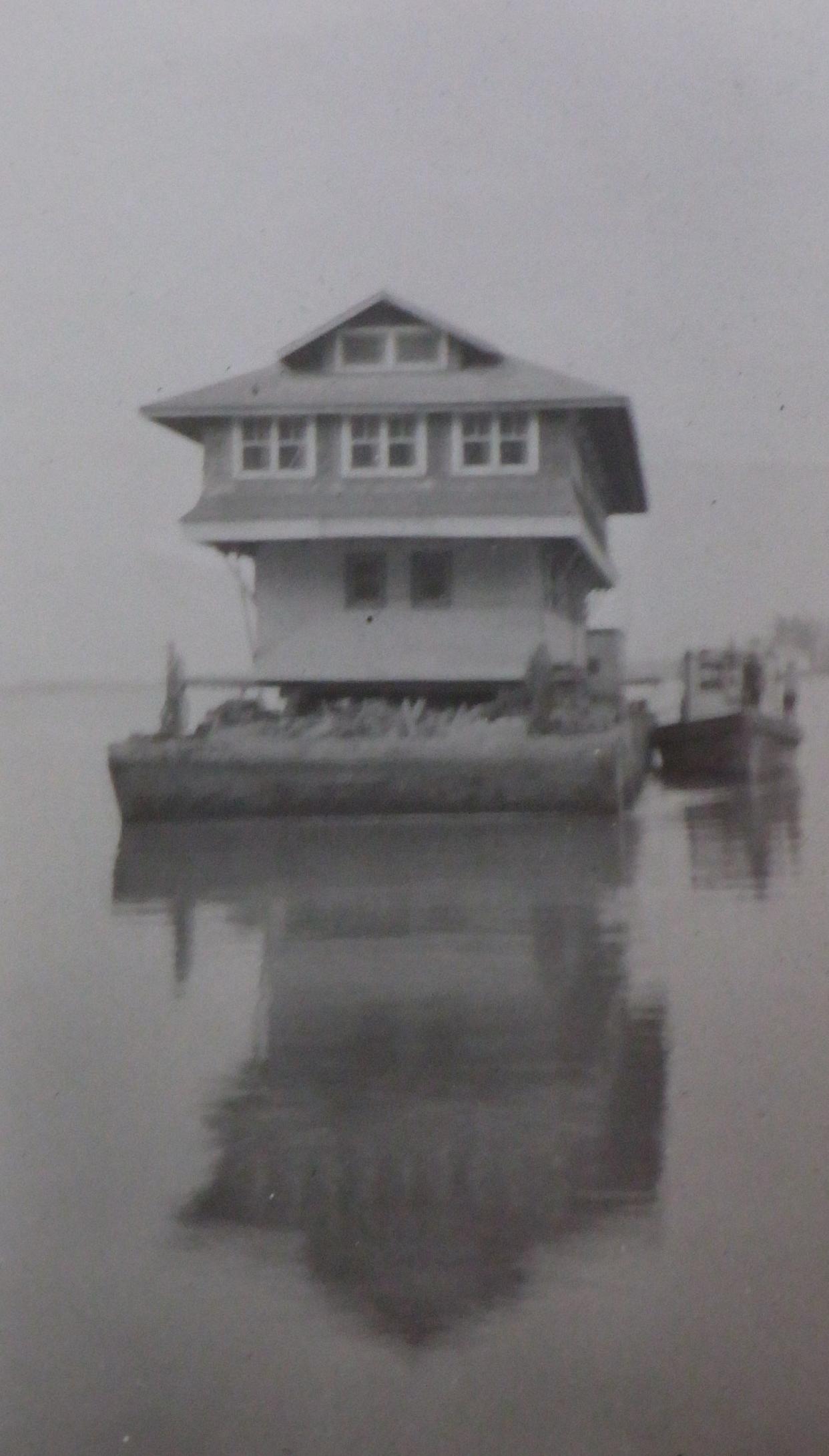 The 7-Up Houseboat.