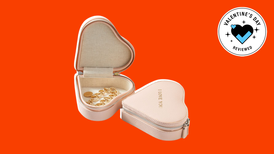Best personalized Valentine’s Day gifts 2023: Personalized Heart Jewelry case