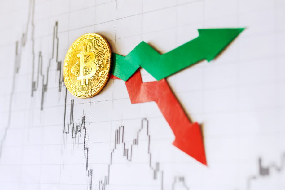 Bitcoin Münze auf einem Chart