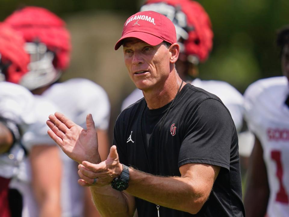 Brent Venables claps his hands during a practice.