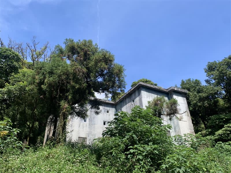 原供巡守步道巡邏人員使用的防衛碉堡總部(大勇館)，這次僅開放外圍，內部尚待整修。（圖／文大提供）