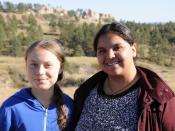 Eine ganz besondere Auszeichnung erhielt Greta Thunberg bei ihrem Besuch der Lakota in North Dakota. Nachdem sie an einer Diskussion mit der Umweltaktivistin Tokata Iron Eyes (Bild, rechts) teilgenommen hatte, wurde sie vom Häuptling des Stammes mit einem Lakota-Namen geehrt: "maphiyata echiyatan hin win" bedeutet so viel wie: "Frau, die vom Himmel kam". (Bild: www.instagram/gretathunberg)