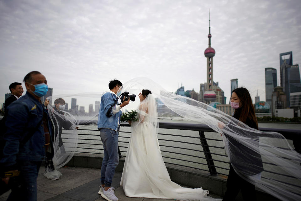Una novia se prepara para tomarse las fotografías de boda en Shanghái. (Foto: Aly Song / Reuters).