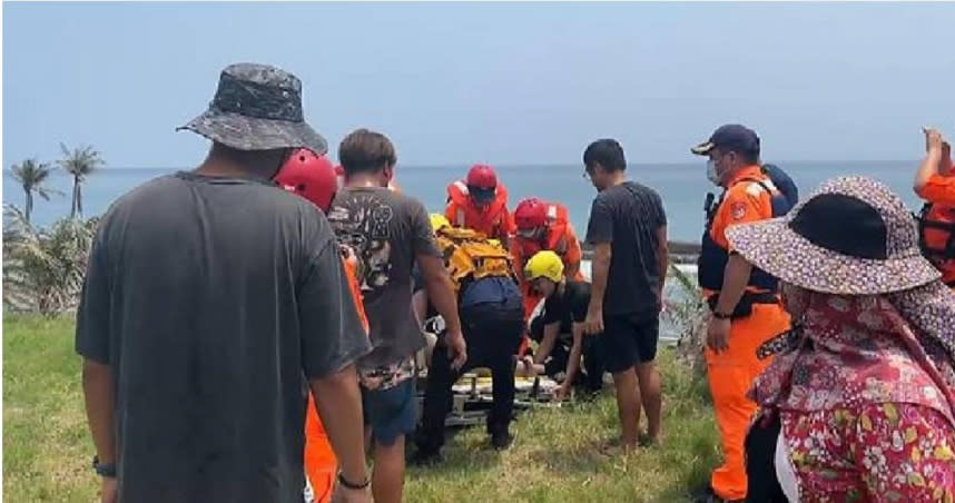 唐姓釣客在海岸礁石區釣魚時，驚見男子漂浮在海面上，協尋警消救助，男子被救起時已無心跳，送醫後宣告不治，男子身分還有待警方釐清。（圖／翻攝畫面）