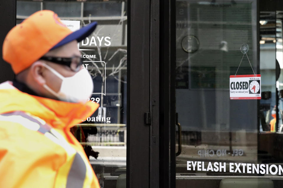 Esta foto muestra un letrero "cerrado" en una tienda del centro de Chicago, el jueves 7 de mayo de 2020. Una imagen bastante habitual durante el confinamiento por la pandemia del coronavirus y que ha impactado con fuerza al mercado laboral de Estados Unidos.  (Foto AP / Nam Y. Huh)