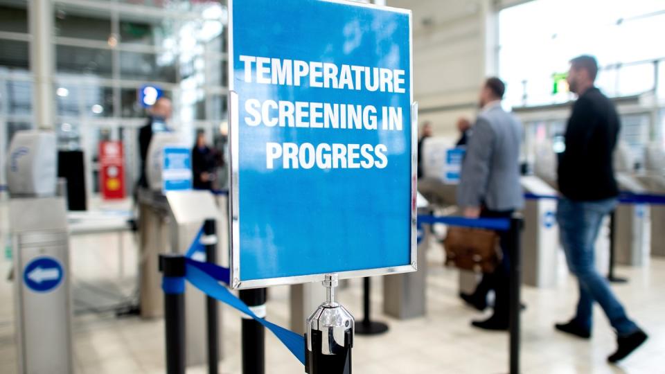 Sicherheitsmaßnahme auf der Reifenmesse in Hannover. Ein Schild weist am Eingang auf eine Einrichtung zur Messung der Körpertemperatur hin.