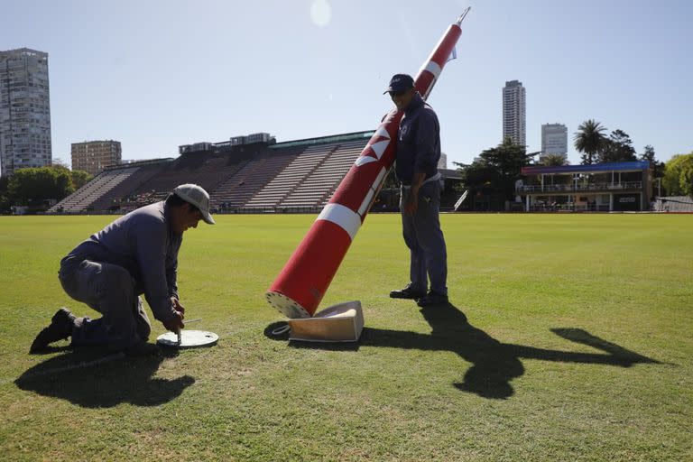 Operarios colocan los postes en la cancha 1 de Palermo, la única del predio que por ahora los tiene; el otro juego que existe en el país está en poder de Ellerstina.