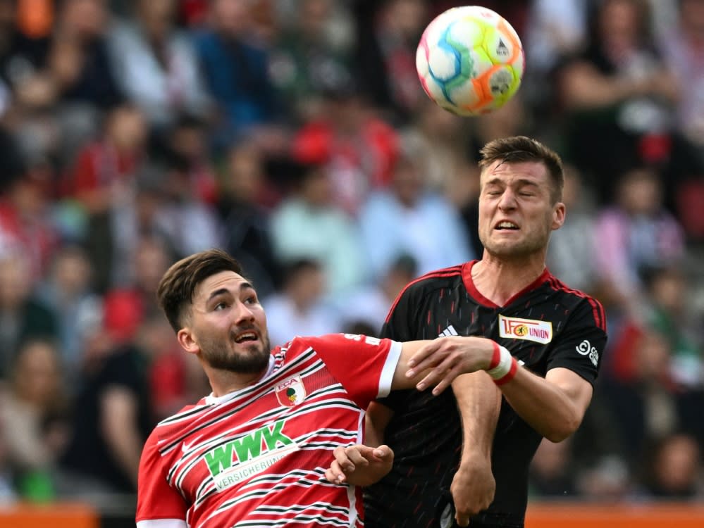 Dion Beljo (l.) im Trikot des FC Augsburg (CHRISTOF STACHE)