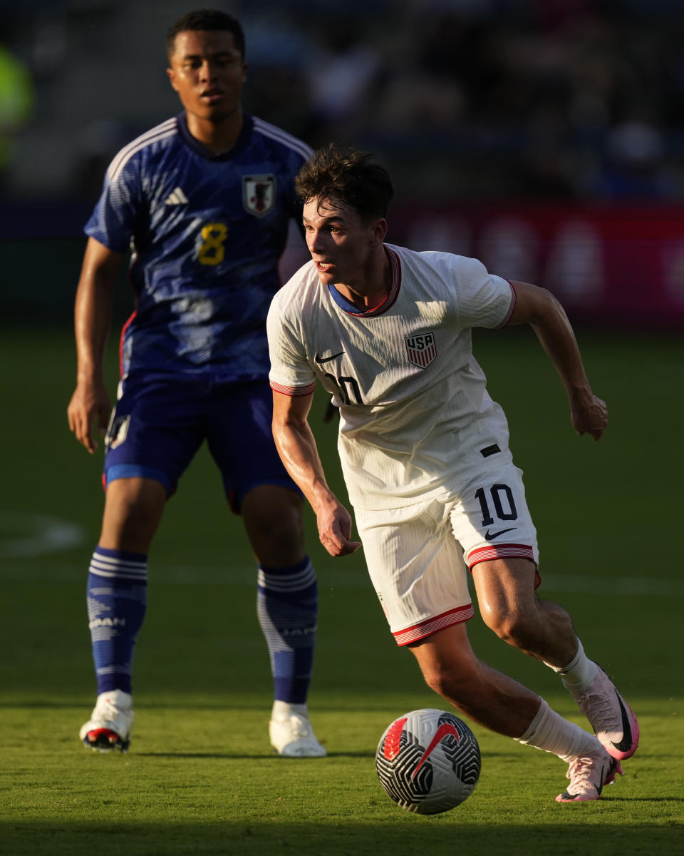 United States forward Taylor Booth (10) controls the ball during the first half of an international friendly under-23 soccer match against Japan Tuesday, June 11, 2024, in Kansas City, Kan. (AP Photo/Charlie Riedel)