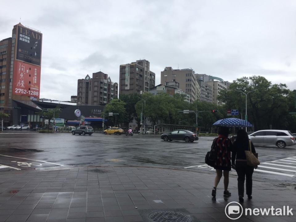 中央氣象局表示，上午南部地區水氣仍多、有短暫降雨，易有局部大雨發生的機率   圖：閻芝霖/攝