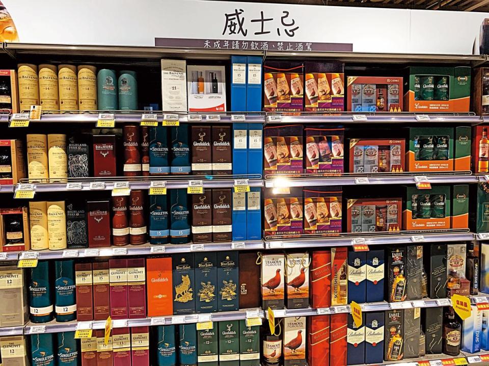 大潤發2館的酒品項目眾多，啤酒、葡萄酒、威士忌、其他酒類相當齊全，而且分類清楚、好找，其中像這樣的威士忌酒架就有好幾面。