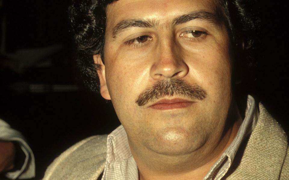 Man nannte ihn "El Patrón" und "El Doctor", sein echter Name reichte aber schon aus, um Angst und Schrecken zu verbreiten. Pablo Escobar gilt bis heute als einer der mächtigsten, reichsten und brutalsten Drogenbarone aller Zeiten. (Bild: Gamma-Rapho/Eric Vandeville/Getty Images)