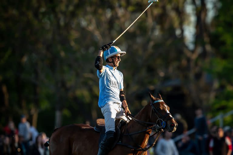 Vuelta a los palenques con una sonrisa y el taco en revoleo: así festeja Poroto Cambiaso los grandes triunfos, como el de La Dolfina-Brava sobre Ellerstina en el Abierto de Hurlingham.