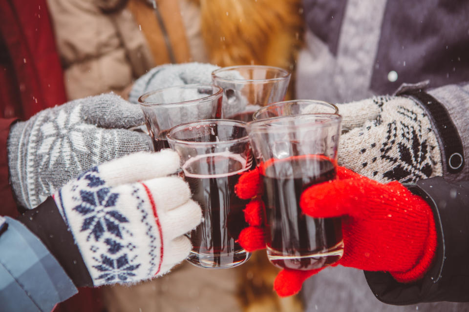 So wird's im Advent gemütlich: Ein Glühwein auf dem Weihnachtsmarkt bringt auch den größten Grinch in Stimmung. (Bild: Getty Images)