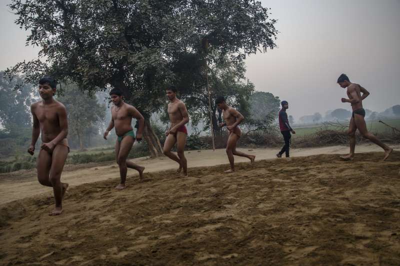 印度哈里亞納邦一間摔角道場的選手正在進行體能訓練（AP）