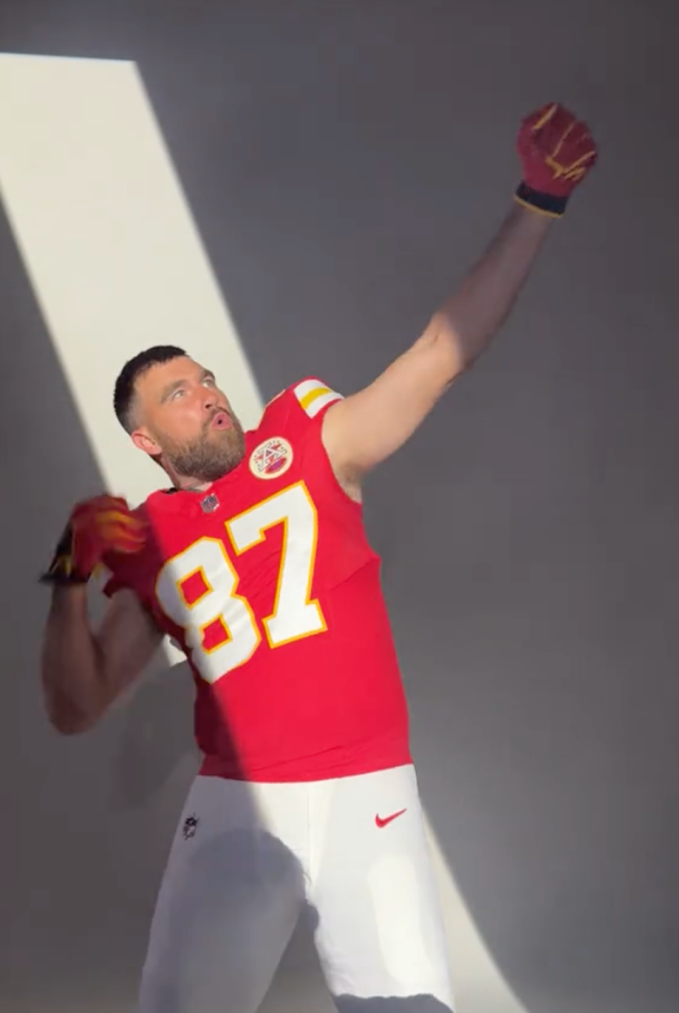 Kelce does his archer move (TikTok)