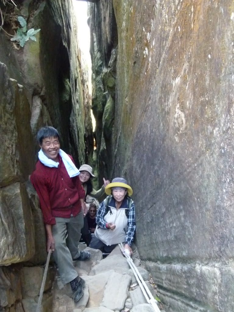 賴財壽日日用心修建到一線天的山路，打造一條有溫度的步道。 （記者張淑娟攝）