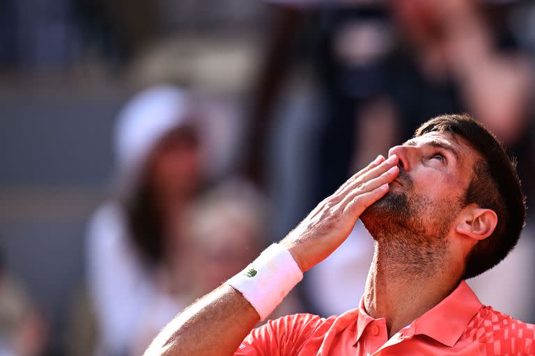 Novak Djokovic y un clásico de sus festejos: los besos al cielo; el serbio se instaló en una nueva final, a los 36 años
