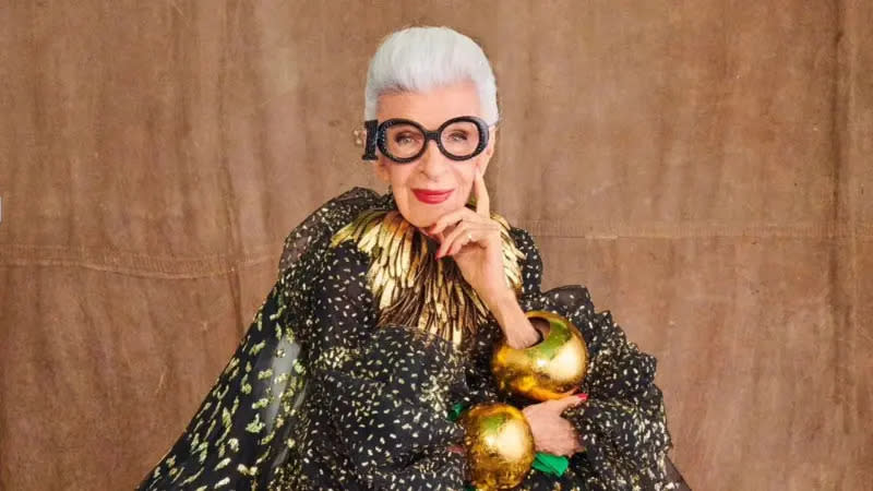 ▲「時尚奶奶」艾瑞絲愛普菲爾（Iris Apfel）逝世，享嵩壽102歲，而她生前留下的金句「我不漂亮就是有型！」依舊活在粉絲心中。（圖／Iris Apfel IG）