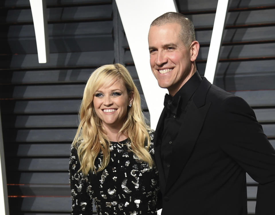 <p>Seguro que Reese Witherspoon no imaginaba que iba a conocer a su actual marido después de que un hombre borracho la molestara en una fiesta. El tipo en cuestión era amigo de Jim Toth, que se acercó a pedirle disculpas a la actriz. “Pensé que era una buena persona por ayudar a su colega”, contó Reese en una entrevista en ‘ELLE’. (Foto: Evan Agostini / Invision / AP). </p>