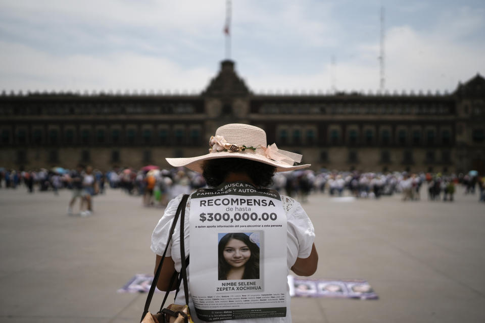 ARCHIVO – María Hochihua Pérez, quien denuncia que su hija Nimbe está desaparecida desde hace cinco años, lleva un cartel en el que ofrece una recompensa en una marcha nacional de las madres buscadoras, en Ciudad de México, el 10 de mayo de 2024. La mayoría de los asesinatos de mujeres queda en la impunidad por las dificultades de acceder a la justicia. En contraste, el 41,8% de las que tienen 15 años o más admite que ha sido víctima de algún tipo de violencia al menos una vez en su vida. (AP Foto/Marco Ugarte, Archivo)