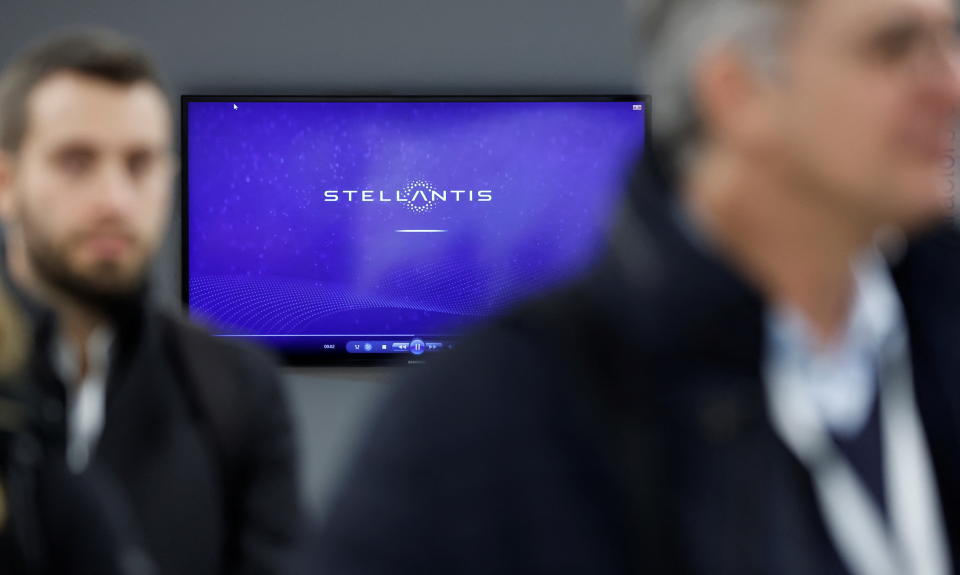 El logotipo de Stellantis aparece en una pantalla dentro de la planta de fabricación de furgonetas Sevel en Atessa, Italia, 23 de enero de 2024. REUTERS/Remo Casilli